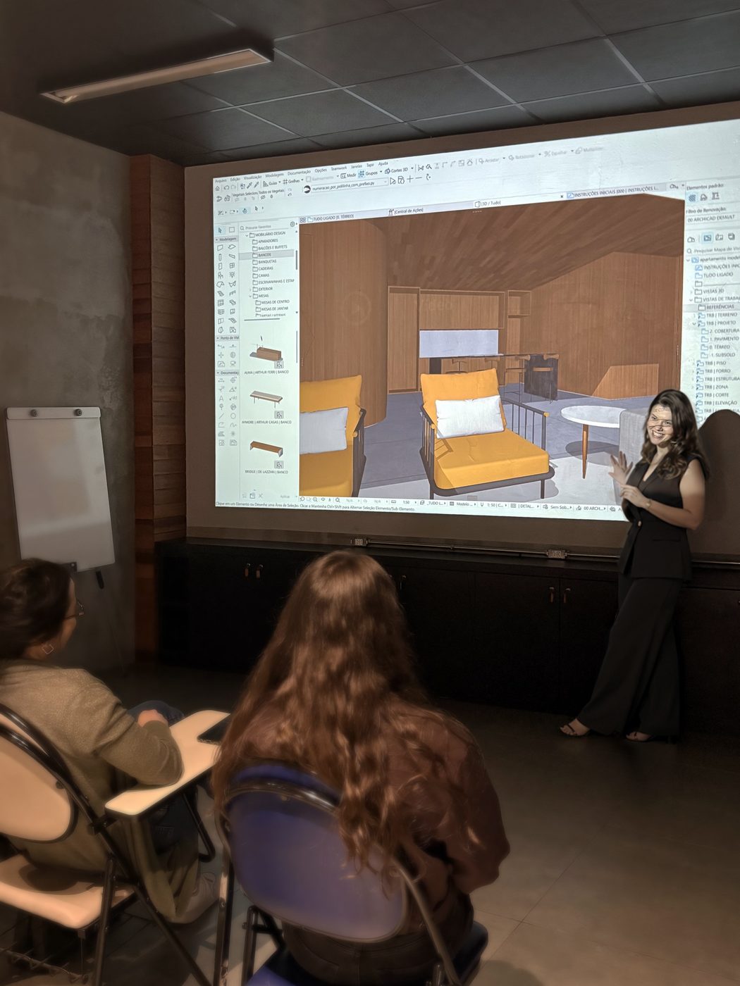 Gabriela Zanin apresentando um modelo no Archicad para a equipe de um escritório