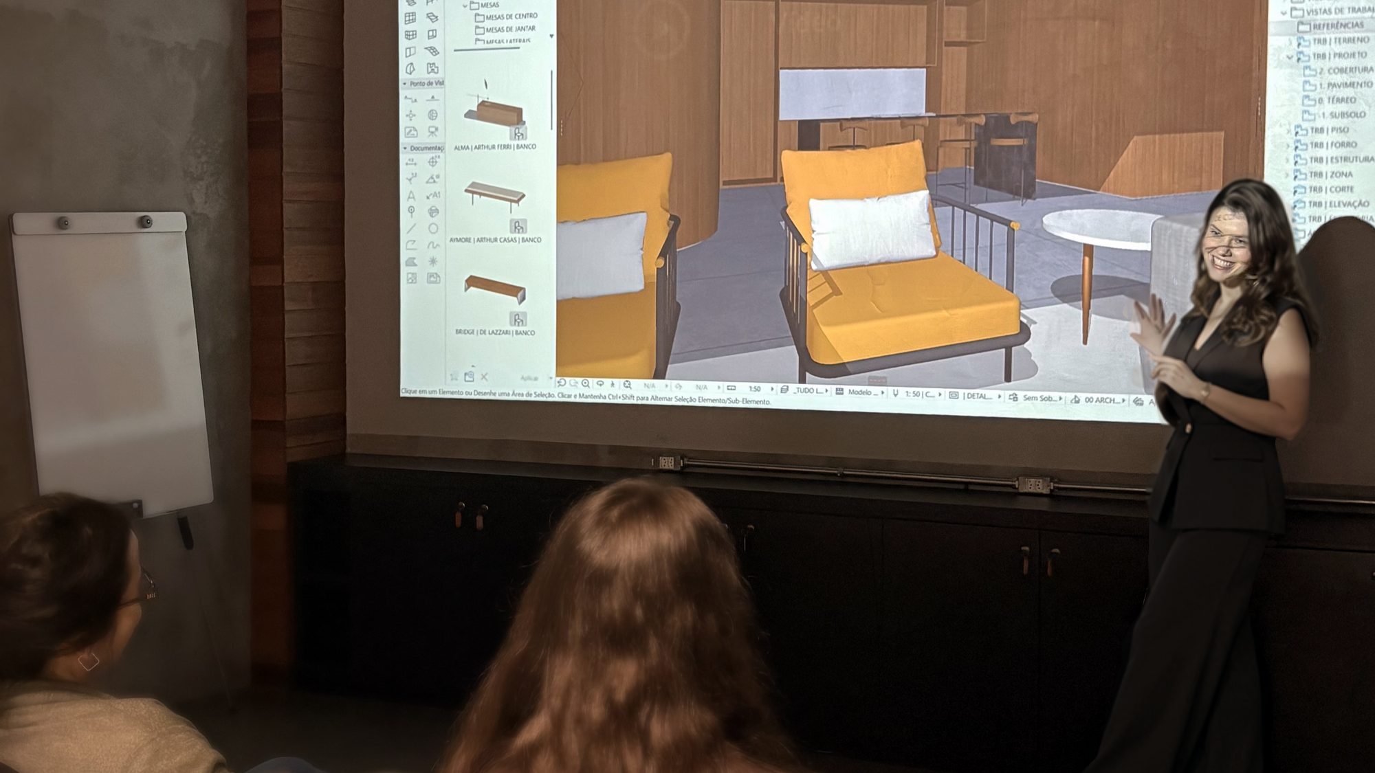 Gabriela Zanin apresentando um modelo no Archicad para a equipe de um escritório durante a implementação